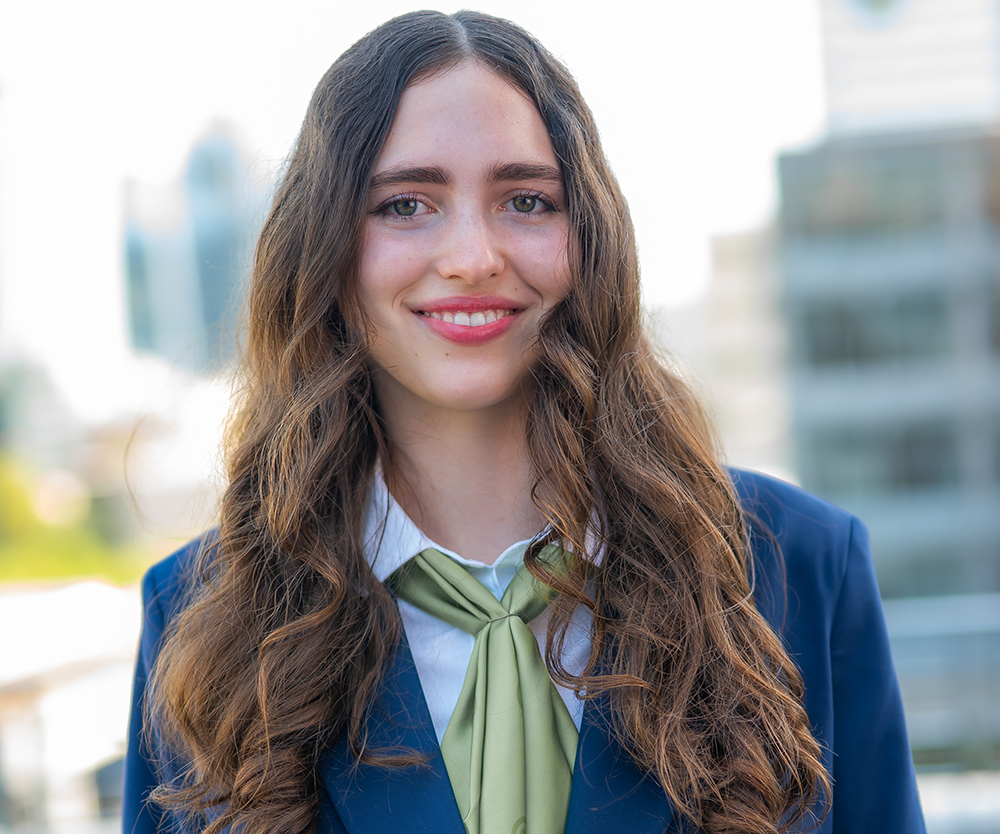Carys Dhynes headshot